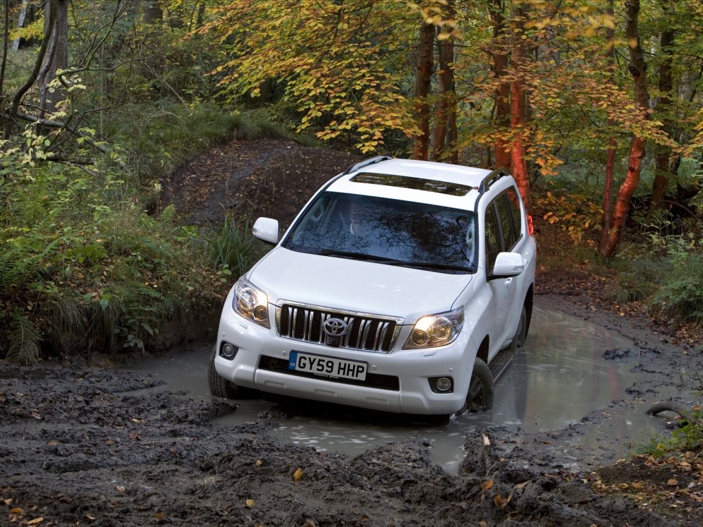 2010_toyota_land_cruiser_in_water_wallpaper